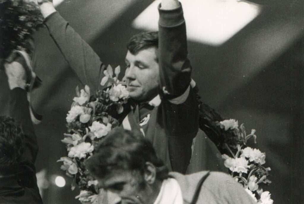 Captain Wim Willems op 25 maart 1972 op het erepodium in Leiden. Foto: Tino Zandbergen.