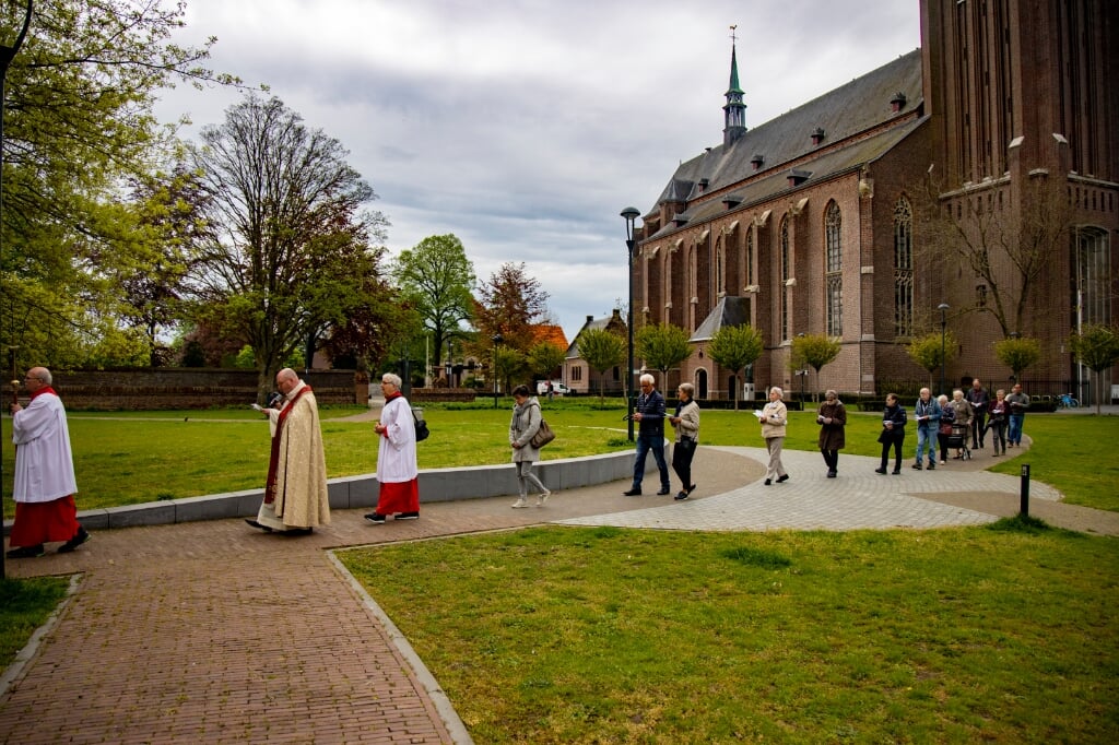 Grote Kerk, Petrus Banden, processie, kruis, kruisprocessie, veldprocessie, processie, deken, ed, smeets, klimaat,