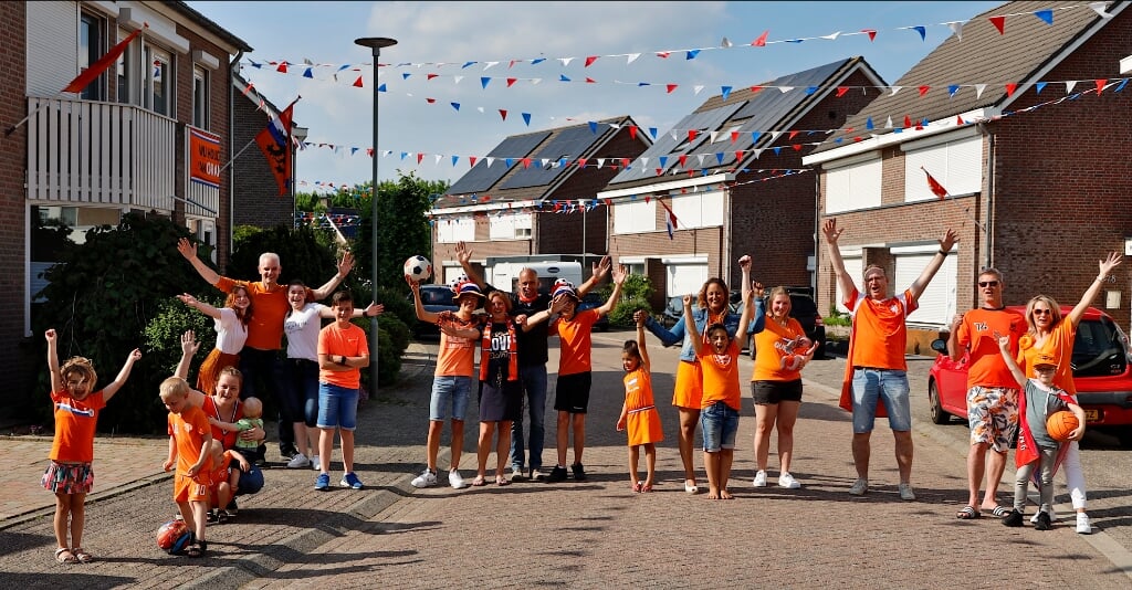 Oranjesfeer in de straat Zevenblad in de Venrayse wijk Landweert. Laat het EK maar beginnen!