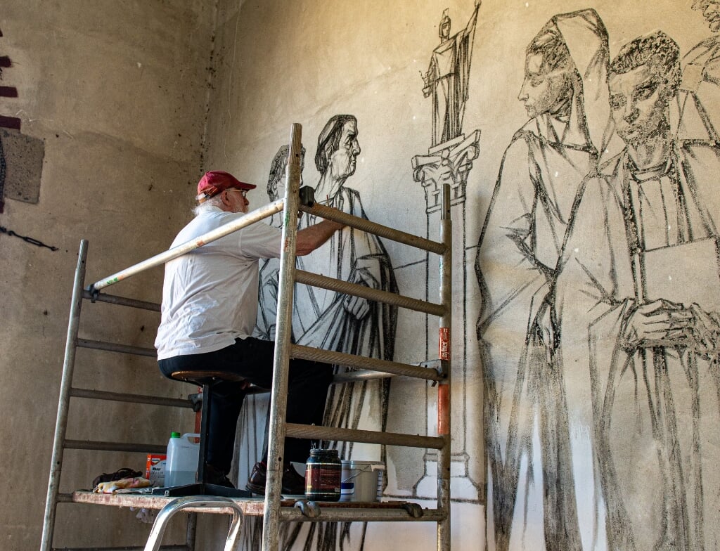 Kunstenaar Jan Brandsma tijdens de restauratiewerkzaamheden