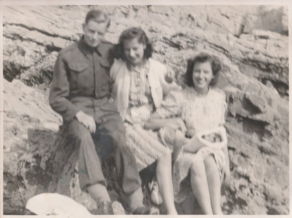 Godfrey Evans met zijn zussen Barbara en Marie, 1944.