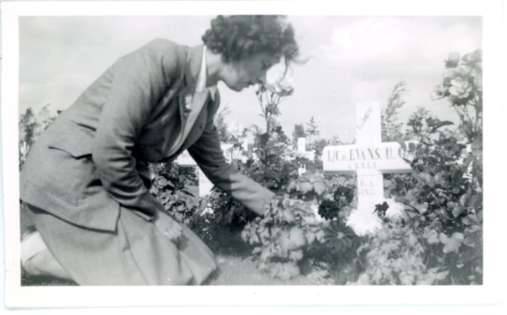 Barbara legt bloemen bij het graf van haar broer Godfrey, september 1948.