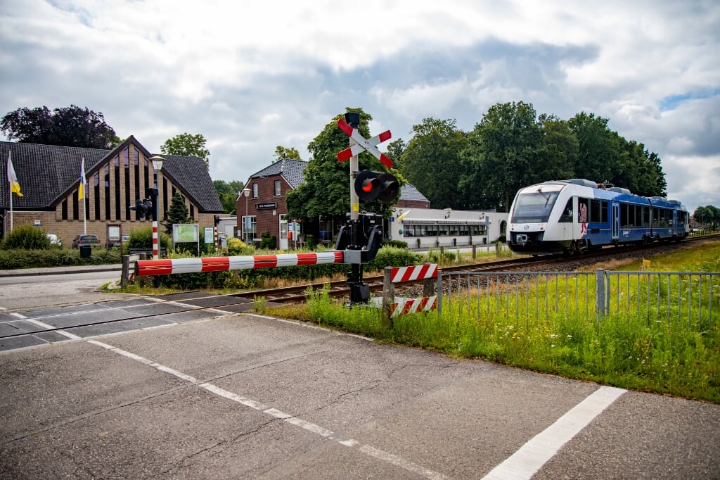 Provincie en ProRail willen de spoorwegovergang in Smakt deels sluiten, inwoners van het dorp komen daartegen in het geweer.