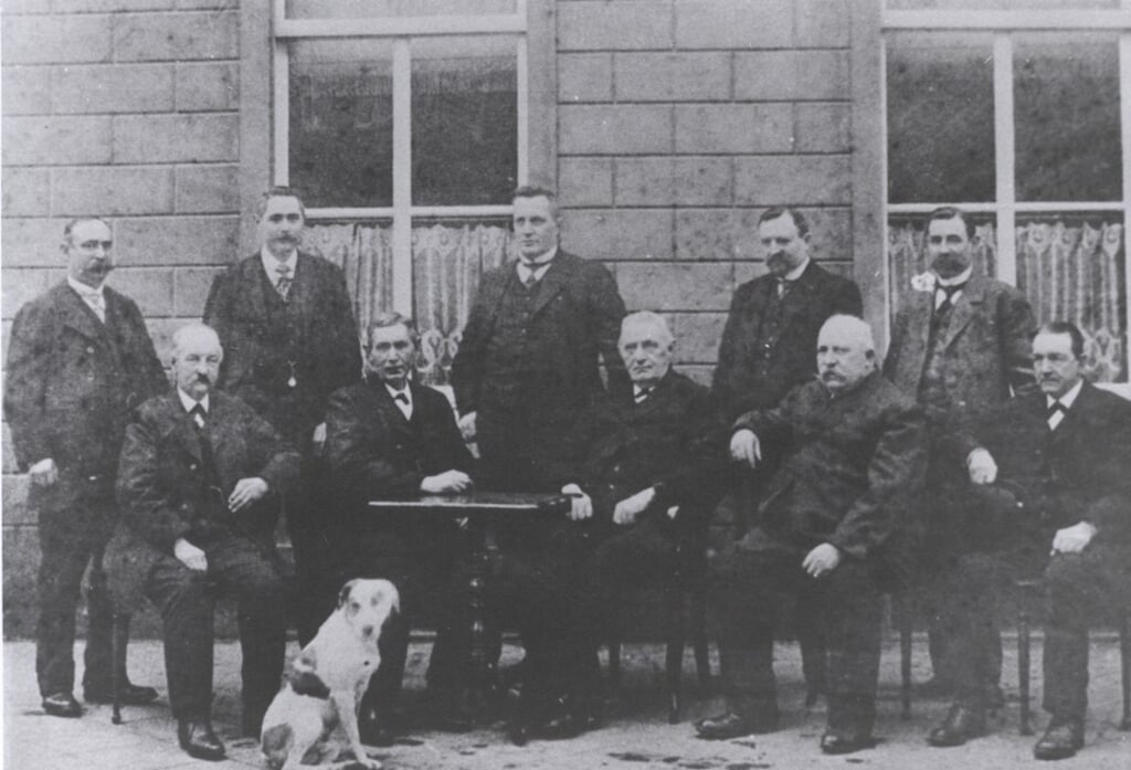 Leden van de Grote Schaapscompagnie tijdens een van hun teerdagen in 1913.