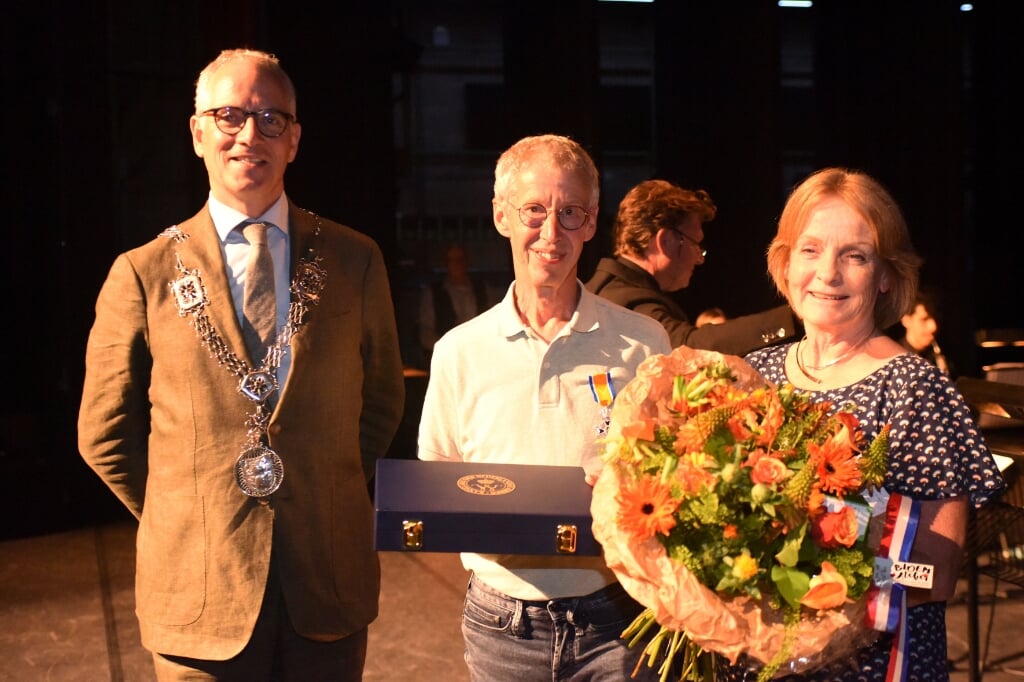 Burgemeester Winants (links), Mark en Joke Schapendonk. 