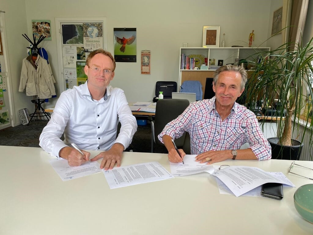 Jan Thomassen van Vivara (l.) en Fred Wouters (Vogelbescherming) zetten hun handtekening. 