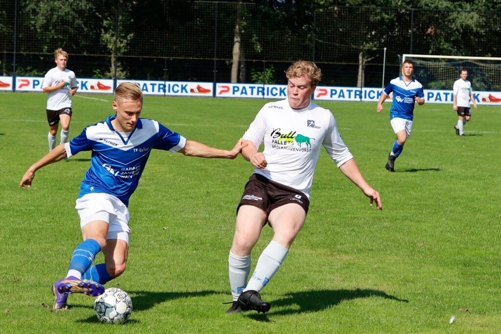 SV United-aanvaller Mike Linders probeert verdediger Job Thijssen van SVEB te omspelen.