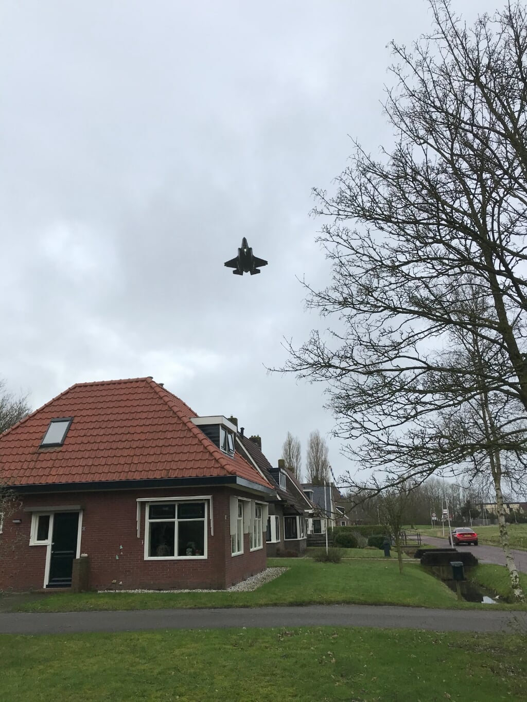 Een F-35 scheert laag over het Friese dorp Jelsum. De klachten bij vliegbasis Leeuwarden zijn flink toegenomen. 