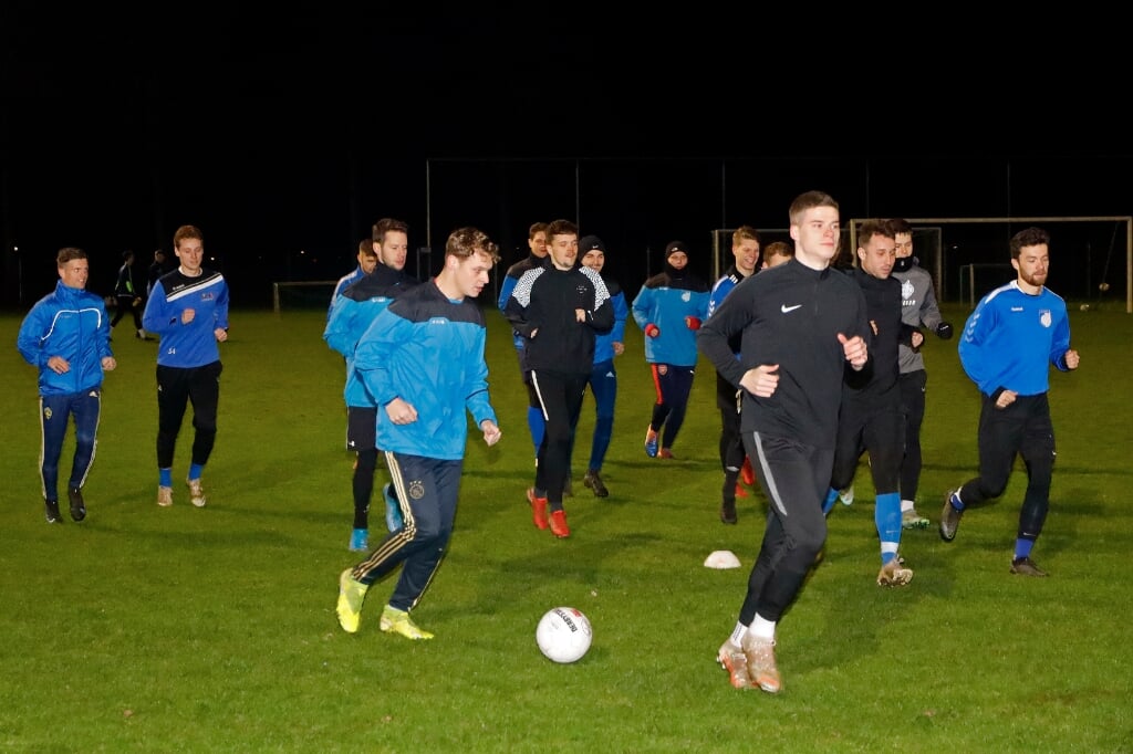 De voetballers van SV Venray zijn weer in training.