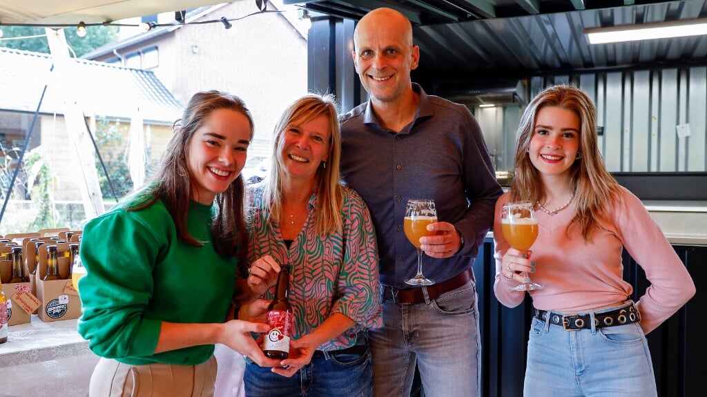 Cato van Haaren (links) presenteert samen met Maarten, Susanne en Anouk Toll, de ouders en het zusje van Kiki, het nieuwe biertje bij De Kei in Geijsteren.