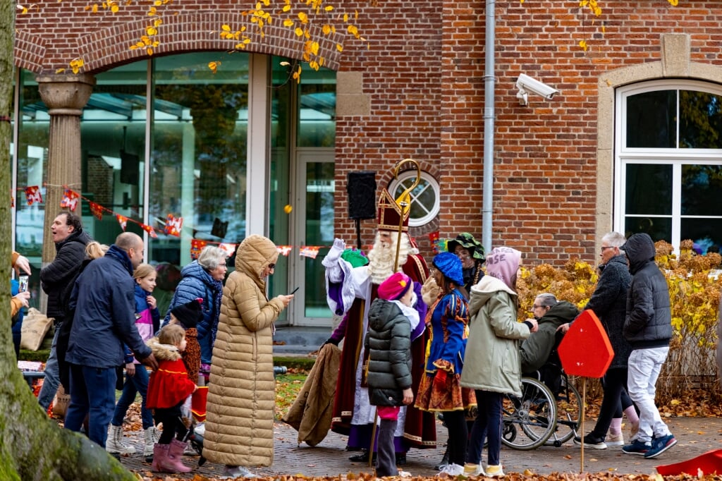 Sinterklaas genoot zondag met volle teugen van de activiteiten in de binnentuin van het gemeentehuis in Venray.