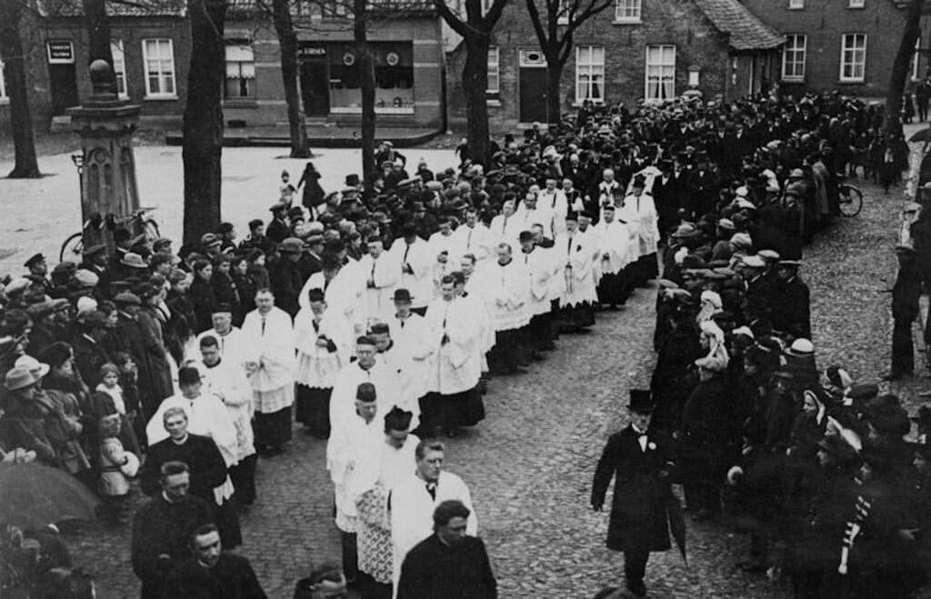 Op deze oude foto uit 1921 is de begrafenis van pastoor Martin Rutten te zien. 