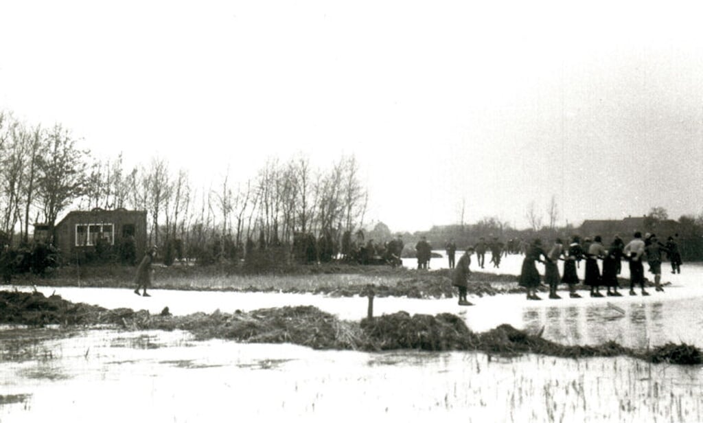 Op deze oude foto uit 1938 zijn een aantal schaatsers rond de Visheuvel te zien.