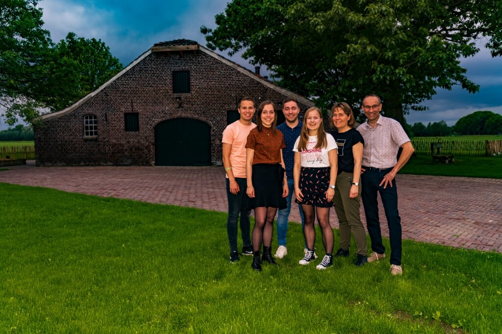 Ivo, Mariska, Bas, Ilona, Marian en Rob Coopmans (v.l.n.r.) bij de compleet gerenoveerde schaapskooi aan de Overloonseweg.