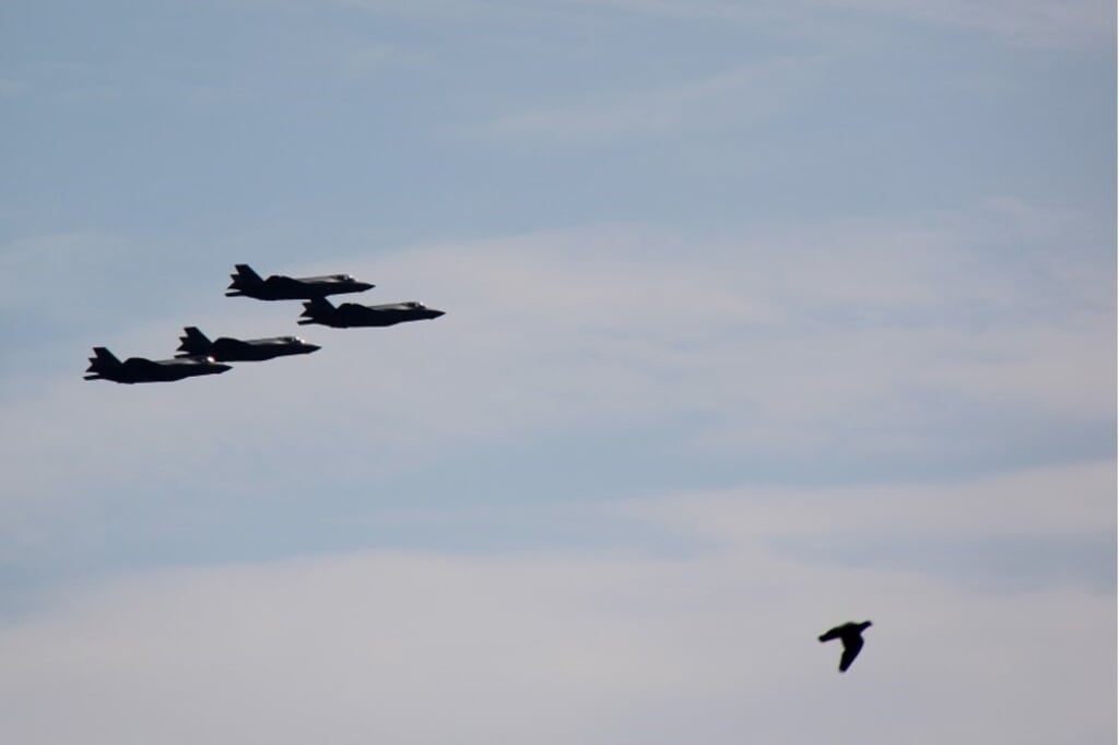 De vier F-35 toestellen vliegen in formatie over vliegbasis Volkel. 