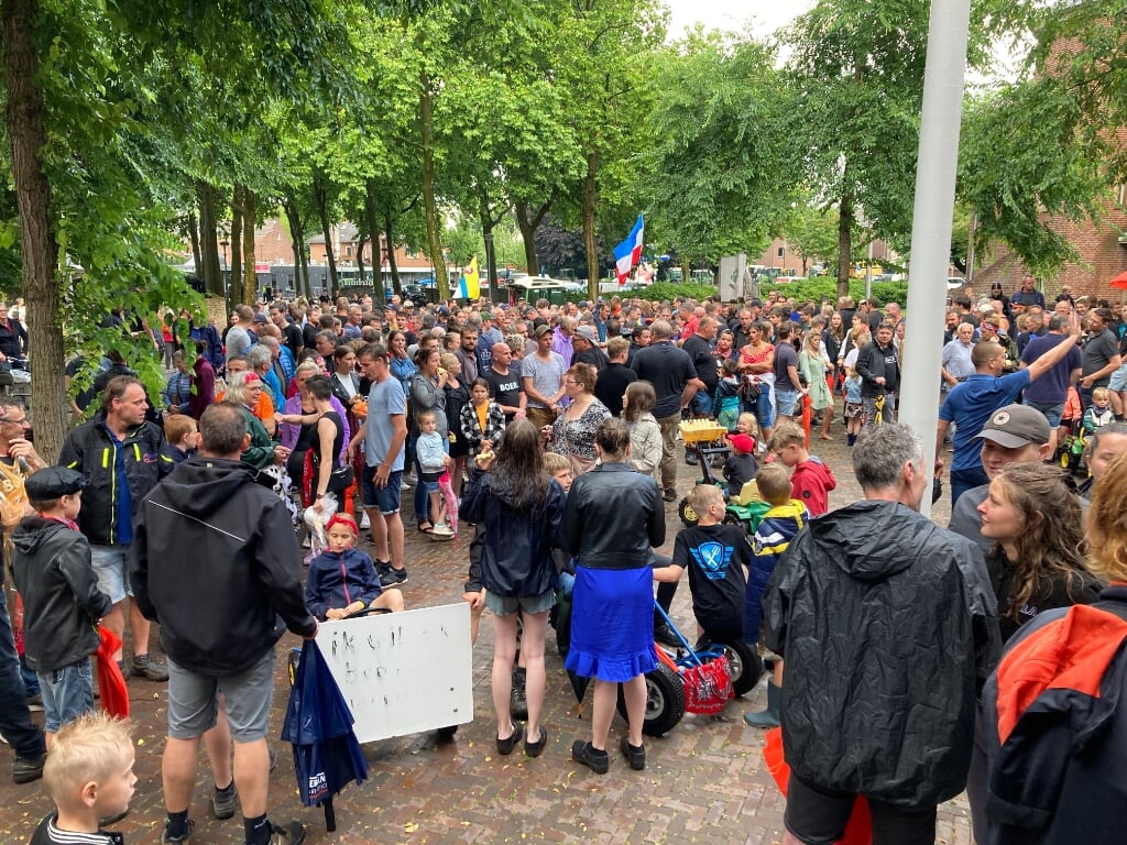 Massaal boerenprotest donderdagavond voor het Venrayse gemeentehuis. 