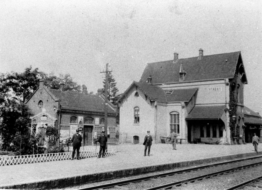 Het treinstation in Oostrum in 1898. 