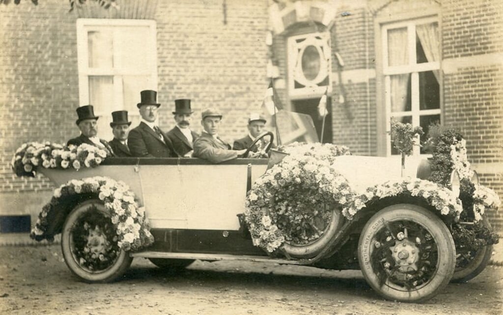 De versierde 6-cilinder uit 1918 van Handrie Esser voor het toenmalige hotel De Gouden Leeuw. 