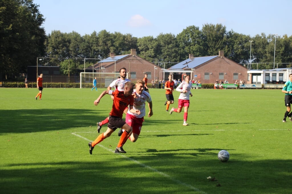 Volharding-verdediger Rick Maassen achtervolgt een speler van Wittenhorst. 