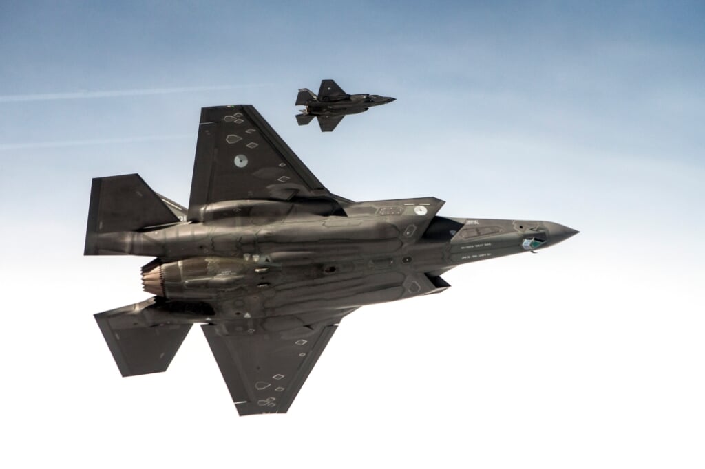 Beide Nederlandse F-35's tijdens overtocht vanuit de VS naar Nederland (2016).