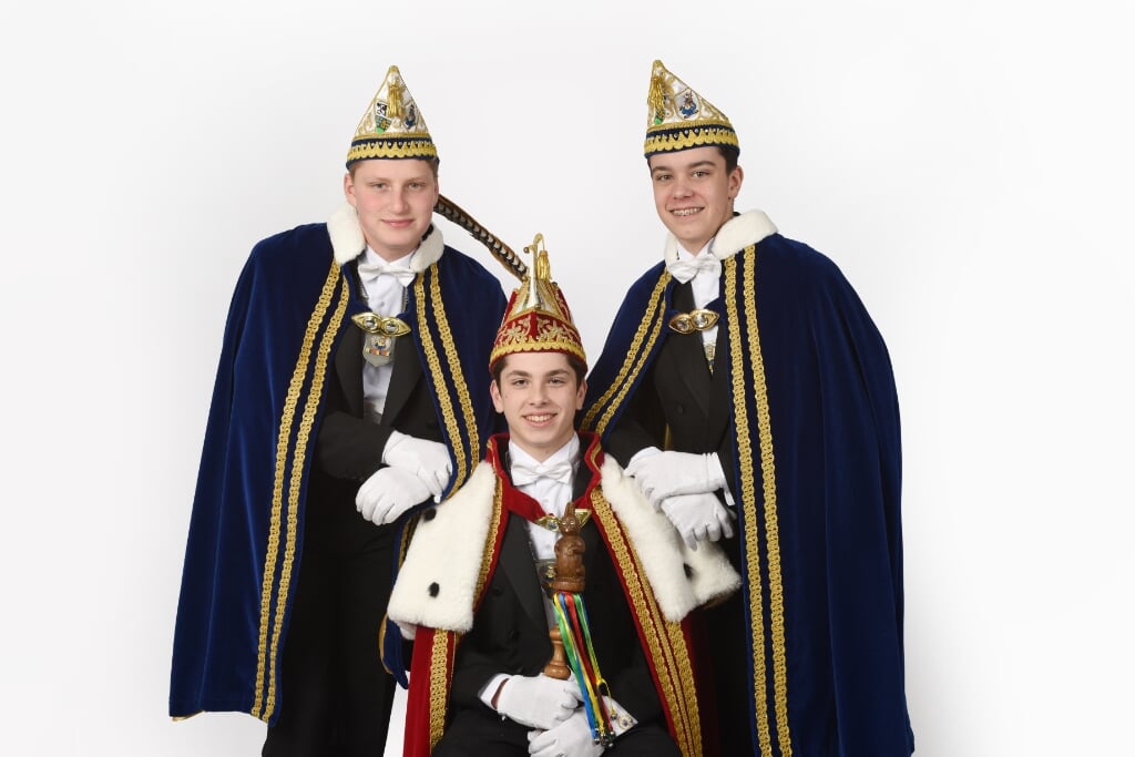 Het nieuwe trio van D’n Hazekeutel met adjudant Finn Oomens, prins Simon van de Pas en adjudant Ries Conjaert (v.l.n.r.).