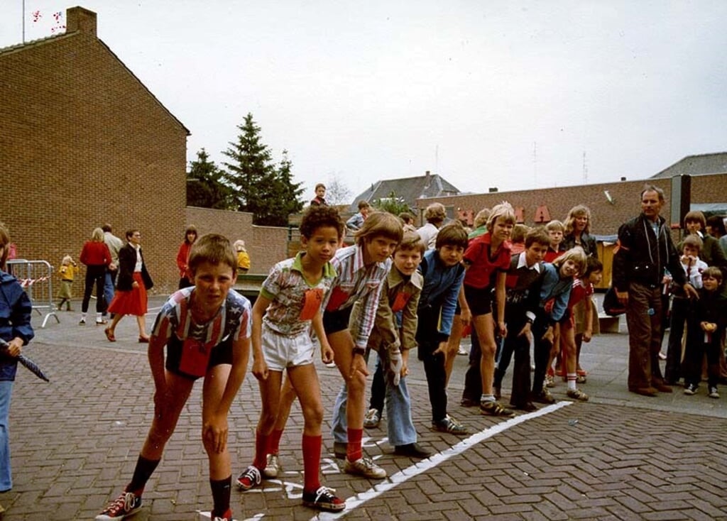 Deze foto uit 1977 is gemaakt bij de opening van De Wieën.