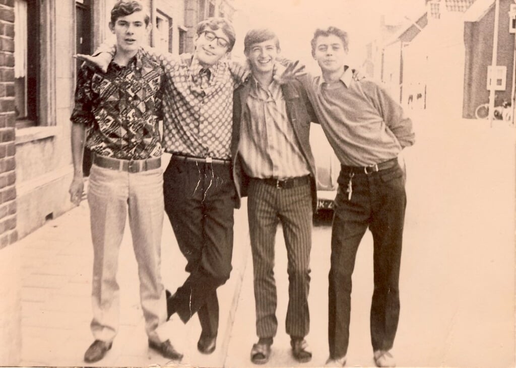 Kermis Well 1967 in de Grotestraat met helemaal links Michel