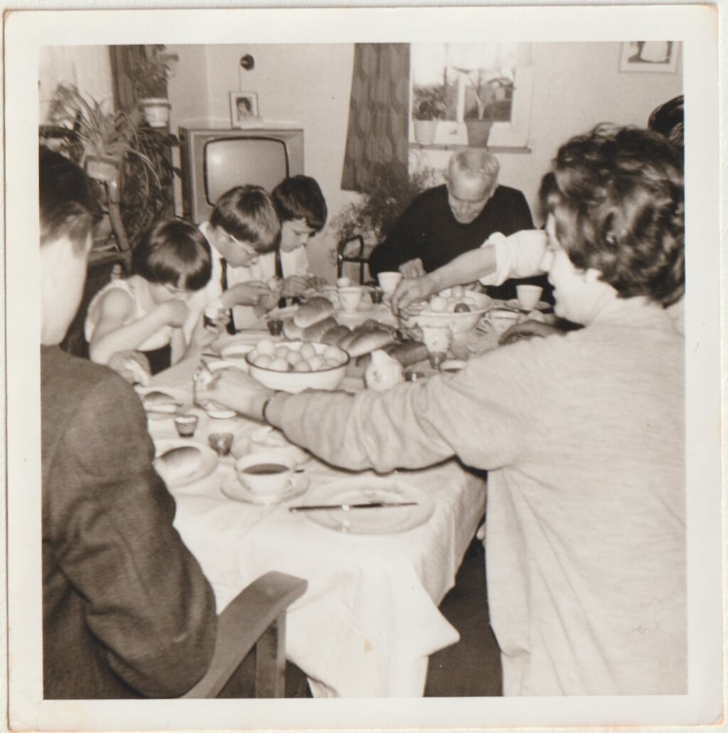 De familie Emondts uit Castenray aan tafel voor de paasmaaltijd in 1966.