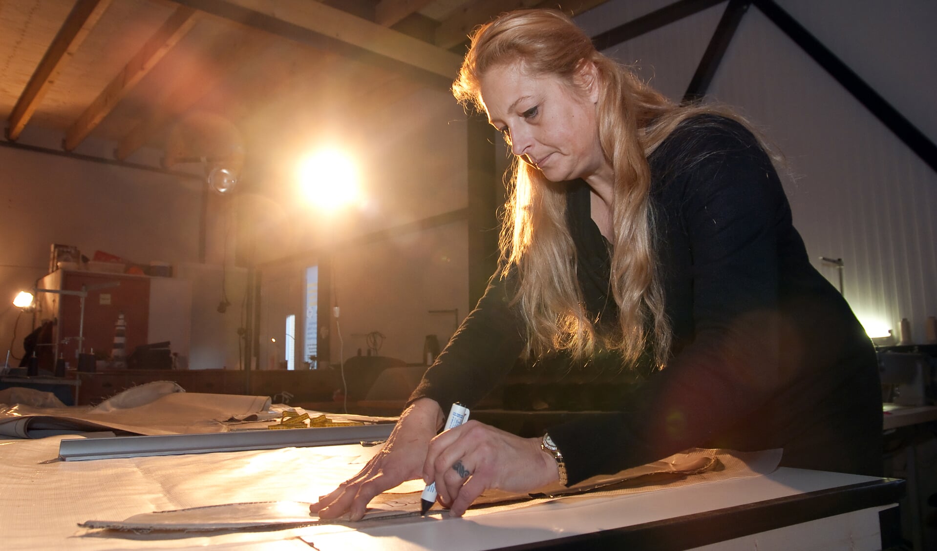 Dominique aan het werk in Naaiatelier en Zeilmakerij Goeree. Foto: Hans Villerius