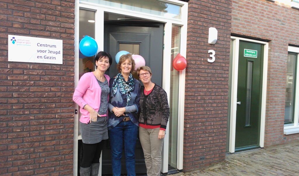 Medewerkers van het Centrum voor Jeugd en Gezin voor hun pand in het Hart van Dirksland.