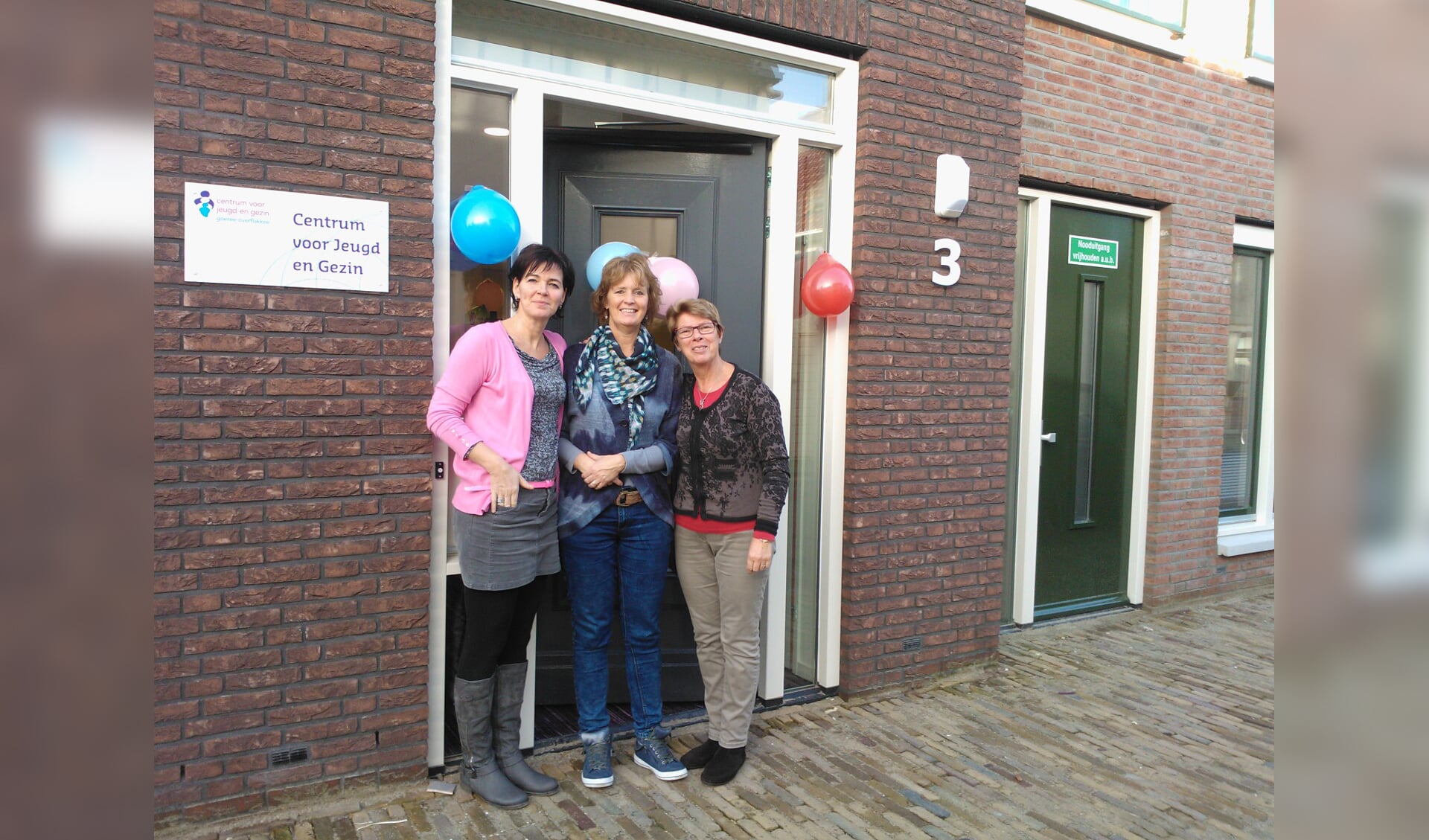 Medewerkers van het Centrum voor Jeugd en Gezin voor hun pand in het Hart van Dirksland.