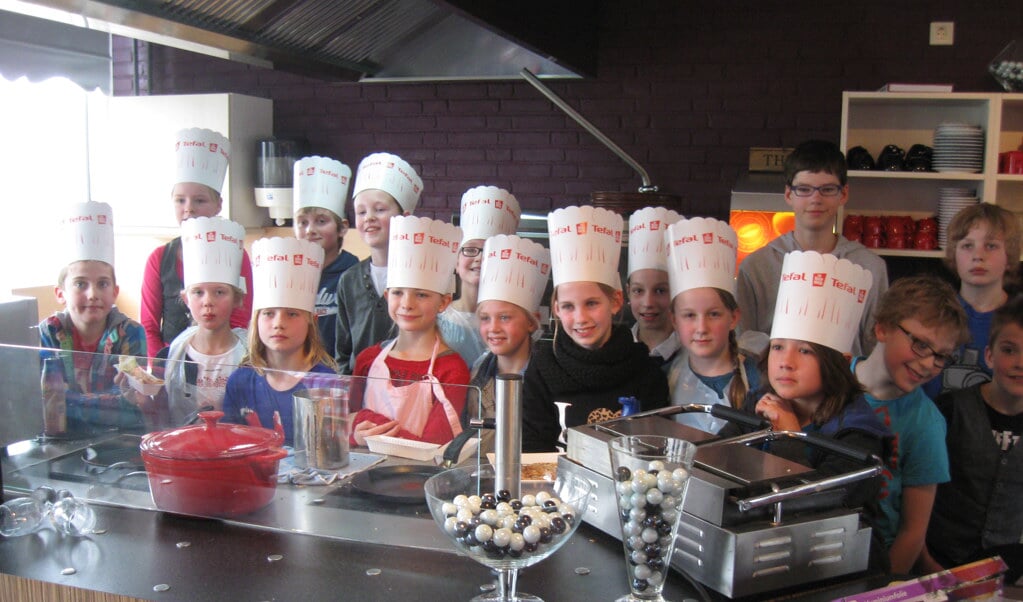 de jeugdige koks van De Westhoek achter “de bakplaten”. (Foto: Jaap Ruizeveld)