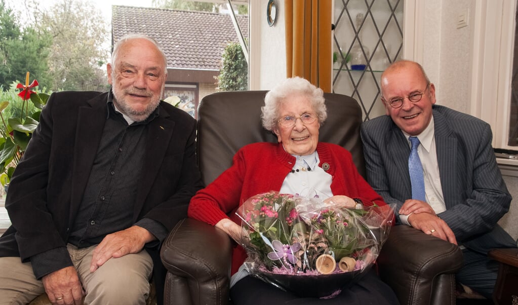 De 101-jarige mevrouw De Bakker-Bezuijen, met links buurman Stieber en rechts wethouder Tollenaar. Foto: Hans Villerius