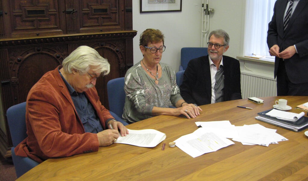 De oprichting van de Ouderenvereniging Goeree-Overflakkee is een feit. De initiatiefnemers zetten hun handtekeningen bij de notaris.
