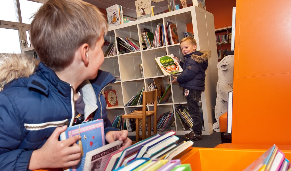Kinderen in de bibliotheek in Middelharnis.