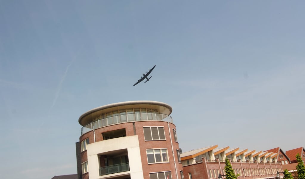 De Lancaster bommenwerper boven Middelharnis. 