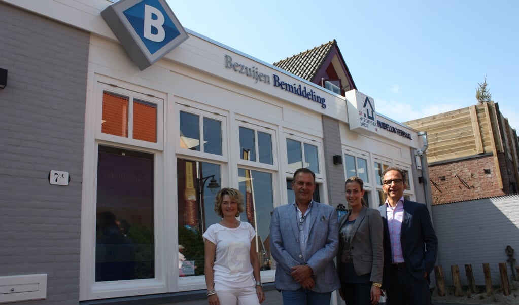 Van links naar recht: Angelique van der Valk, Jan Bezuijen, Daisy van Wetten en Henk Daalhuizen. Floris Admiraal ontbreekt op de foto. 