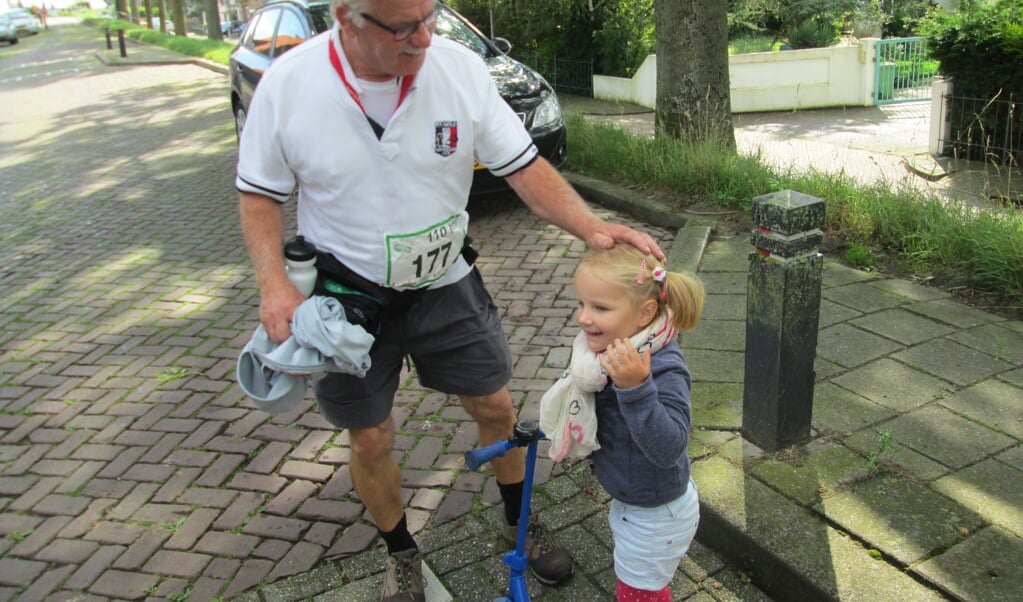 Omloop 2014: Cor van Nimwegen met kleindochter Yfke in Den Bommel.