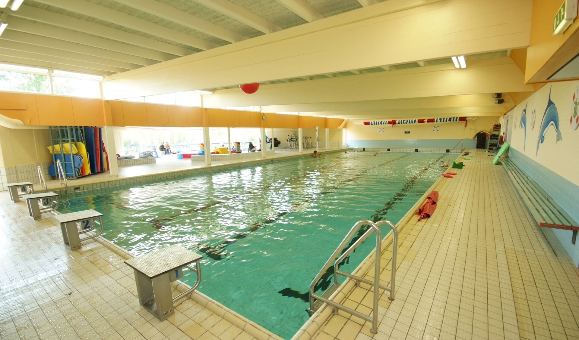 Het huidige zwembad De Gooye in Dirksland (Foto: Adri van der Laan).