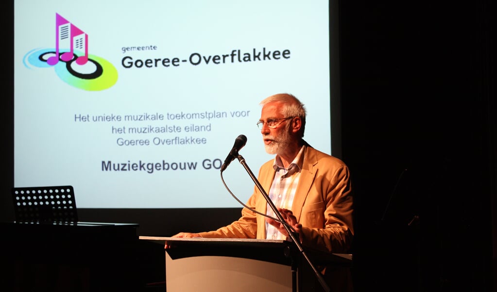Wethouder Gerrit de Jong tijdens de openingstoespraak van het Muziekgebouw.