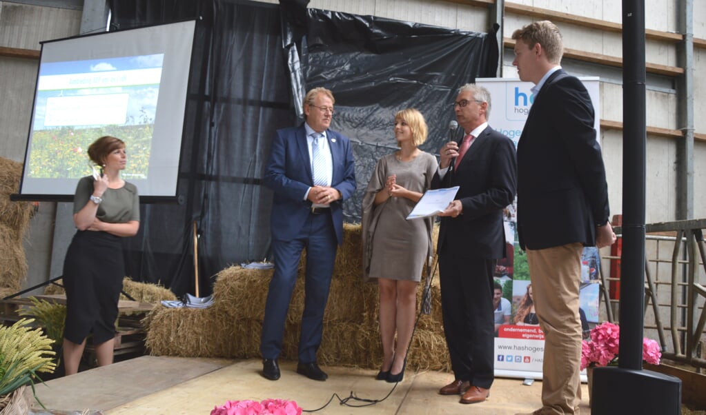 Frank van Oorschot van LTO Noord afdeling Goeree-Overflakkee overhandigt het Agrarisch Ontwikkelingsplan aan Commissaris van de Koning Jaap Smit.
