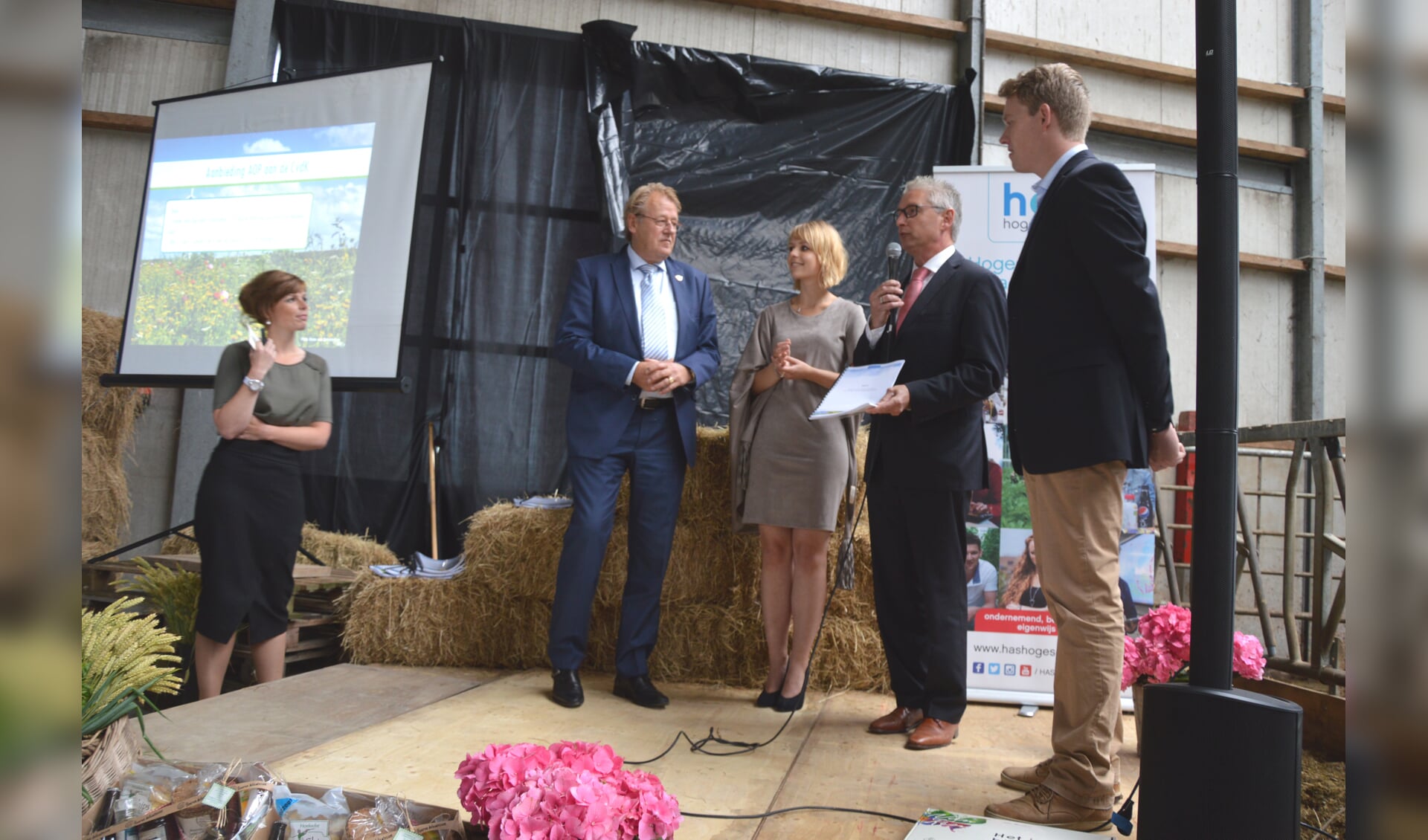 Frank van Oorschot van LTO Noord afdeling Goeree-Overflakkee overhandigt het Agrarisch Ontwikkelingsplan aan Commissaris van de Koning Jaap Smit.