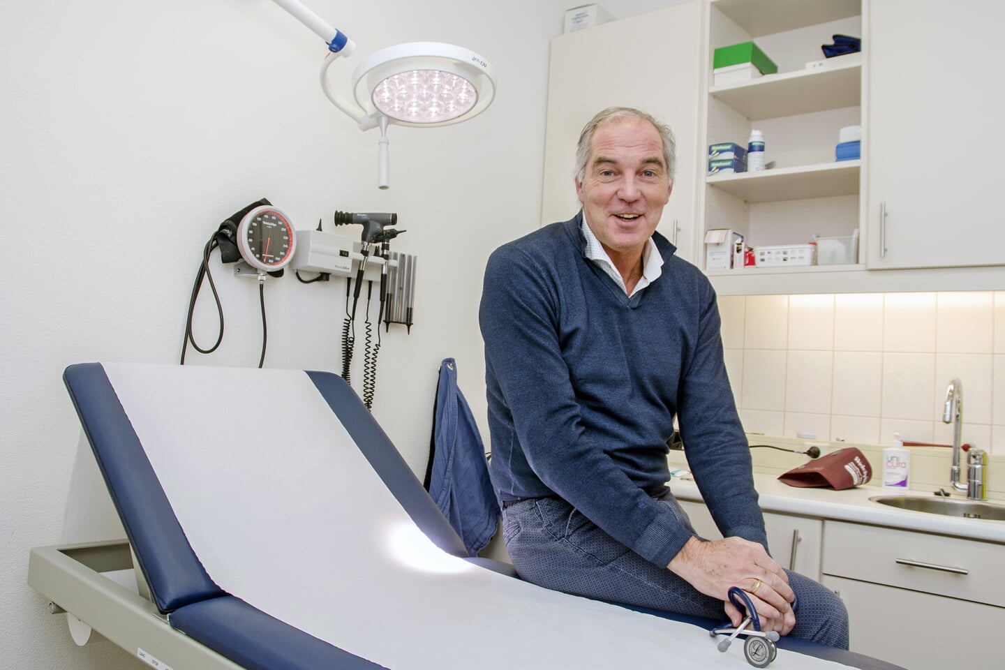 Huisarts Bert Graafland in zijn praktijkruimte in 2017, toen Nederland te kampen had met een griepepidemie. (Archieffoto: Hans Villerius)