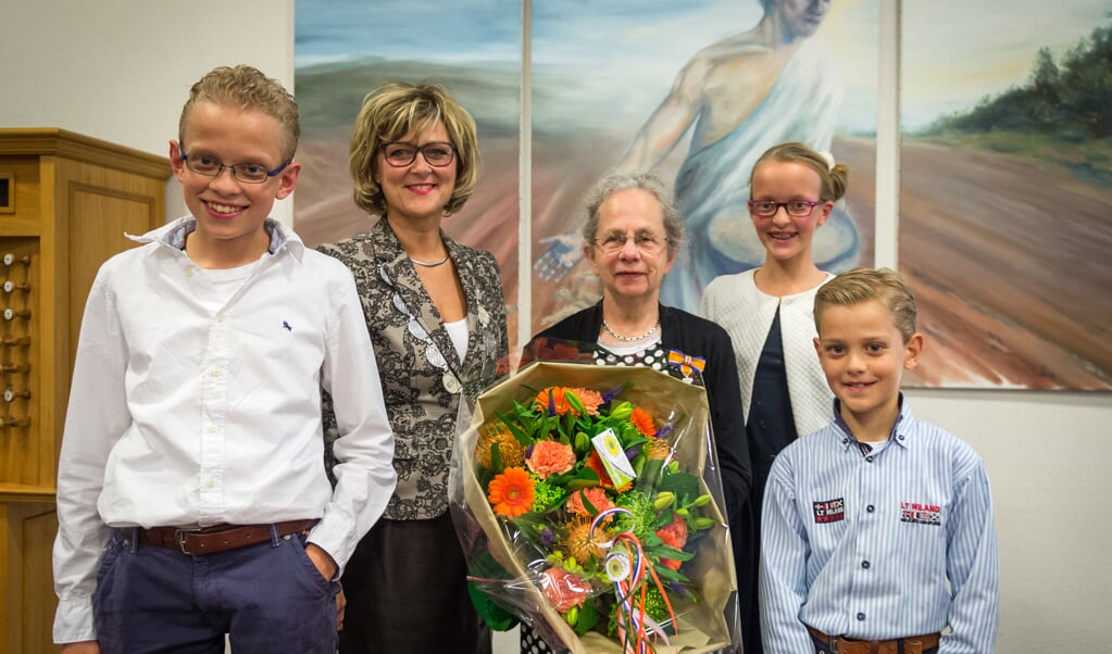 Mevrouw De Klerk-Vink is na 33 jaar gestopt met haar vrijwilligerswerk voor de zendingscommissie.
