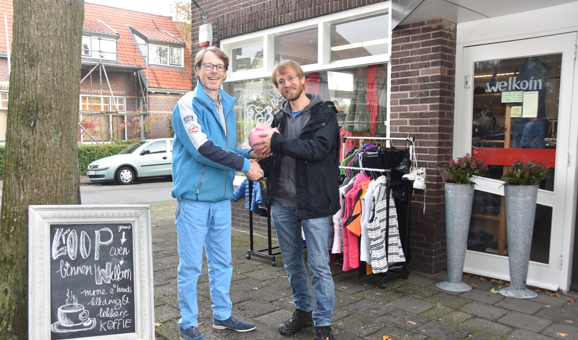 Felix Henrichs (rechts) ontvangt 'de spaarpot' met € 1.500,- uit handen van Lucas Hartong van Koop de Goede Hoop.
