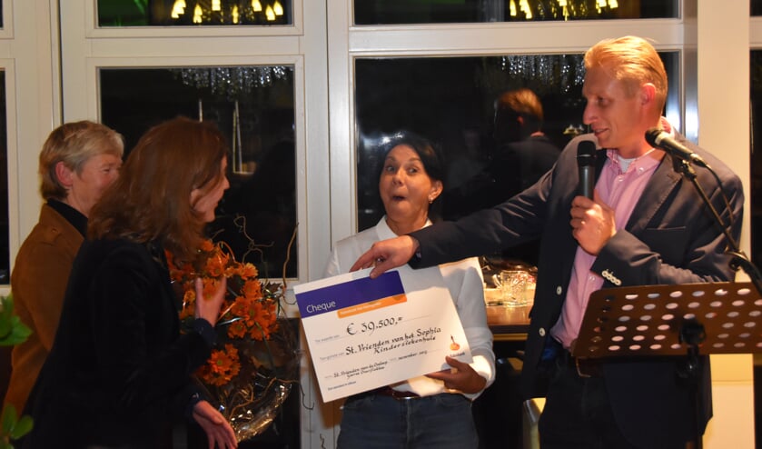 Medewerkers van het Sophia Kinderziekenhuis zijn blij verrast met het bedrag dat lopers bij elkaar hebben gelopen.