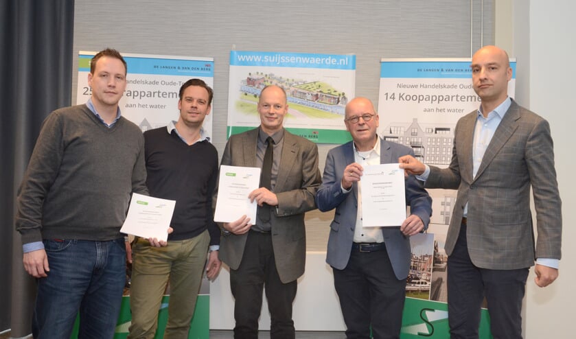 De ondertekenaars van de verkoopovereenkomst voor woongebied Nieuwe Handelskade.