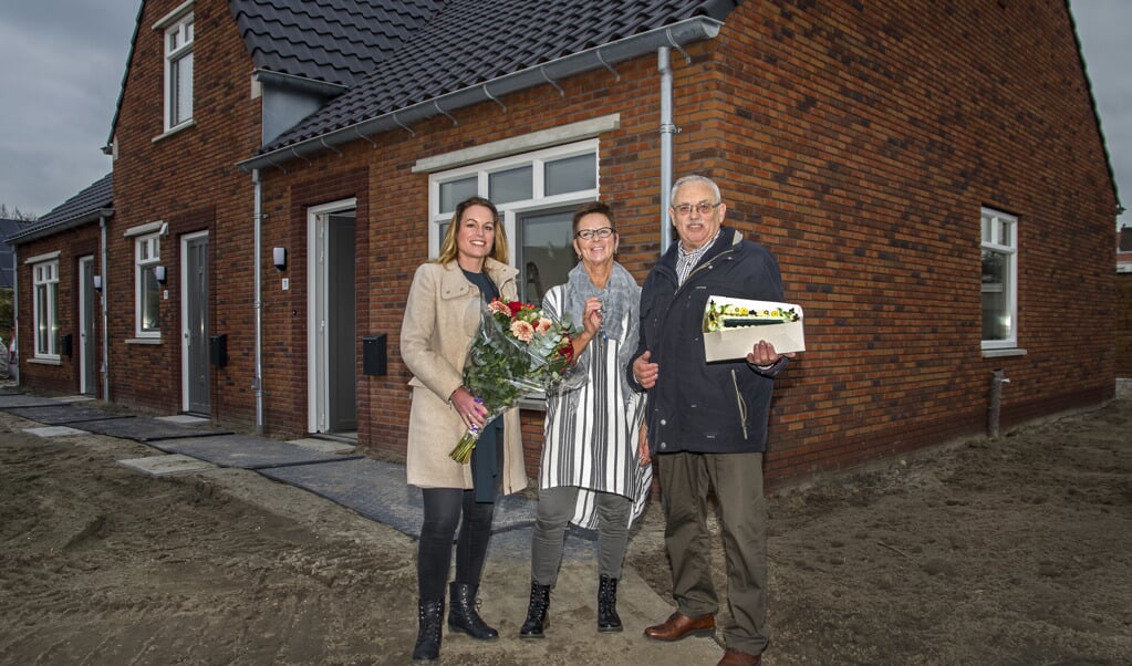 Ter gelegenheid van de sleuteloverhandiging zetten Karin Eenhoorn en Teun Bakelaar van wbv Beter Wonen bewoonster Loes de Jong (m.) in de bloemetjes en een overheerlijke taart. Foto: Hans Villerius