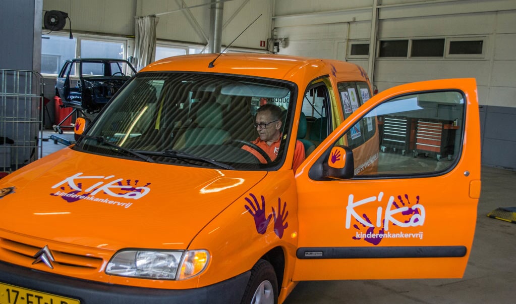 Kees Witte stapt trots in de 'Kika-auto'.