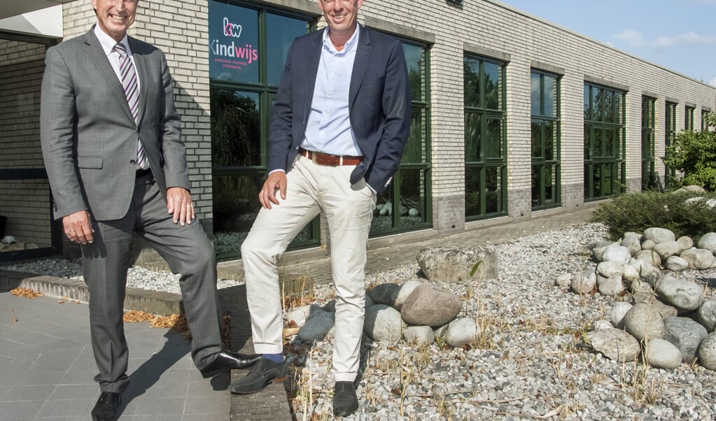 Hans Nagtegaal (l.) en John de Geus bij het bestuurskantoor van Kindwijs. Foto: Hans Villerius